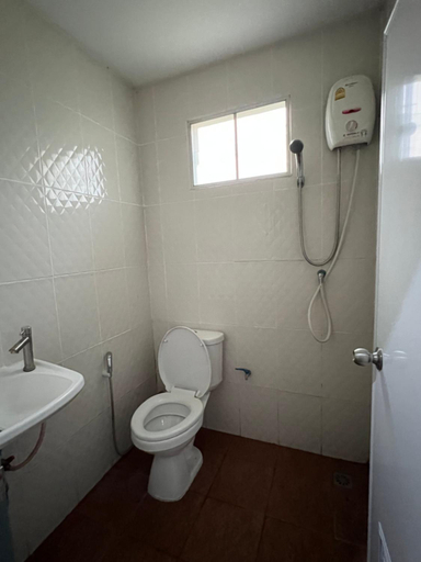 Bathroom, กรีนเกสท์เฮ้าส์ พนัสนิคม, Phanat Nikhom