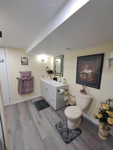 Bathroom 2, Carrousel Bed & Breakfast, Haldimand-Norfolk