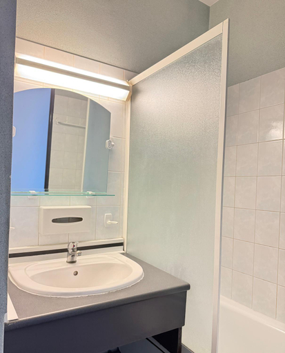 Bathroom 3, Hotel La Nonette ASTERIX, CDG AIRPORT & PARIS CENTRE, Oise