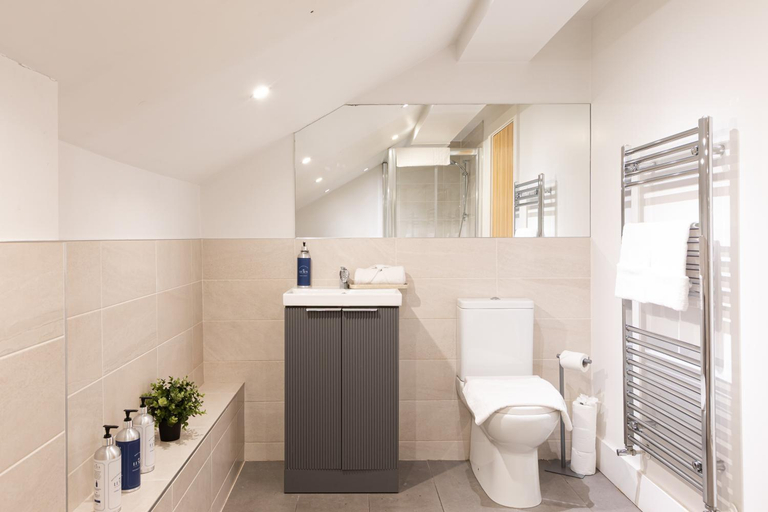 Bathroom 1, Luxury 2BR apartments by Luxus Fully Equipped Kitchen, Ormeau Park, Belfast