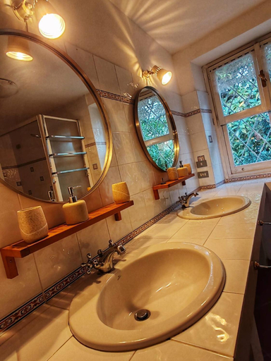 Bathroom 2, Sunrise, Genova
