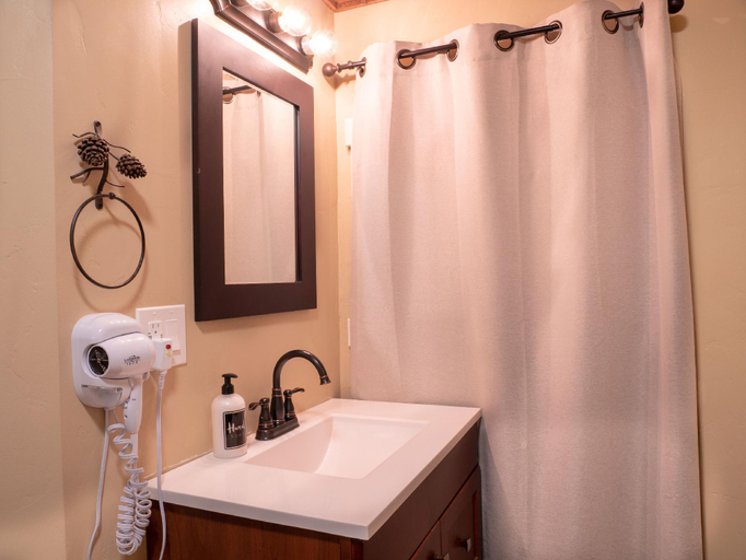 Bathroom 3, Elkhorn Cabins And Inn, Gallatin