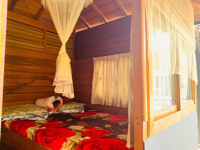 Bedroom 2, Tomorrowland, Ella