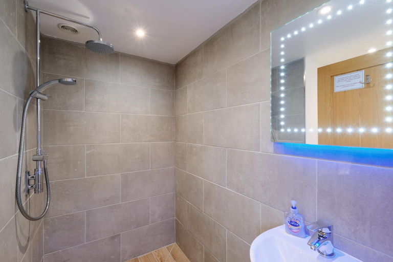 Bathroom 2, Mount View Overnight Accommodation, Cornwall