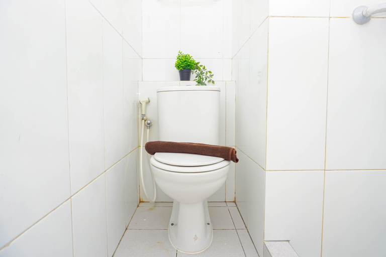 Bathroom 4, Comfortable and Pleasant Studio at Apartment Tamansari Mahogany Karawang By Travelio, Karawang