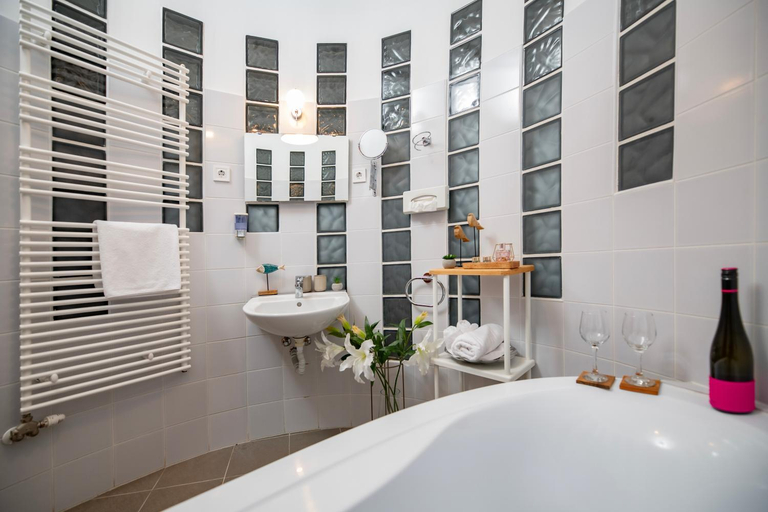 Bathroom 2, Grossmann Haz, Szerencs