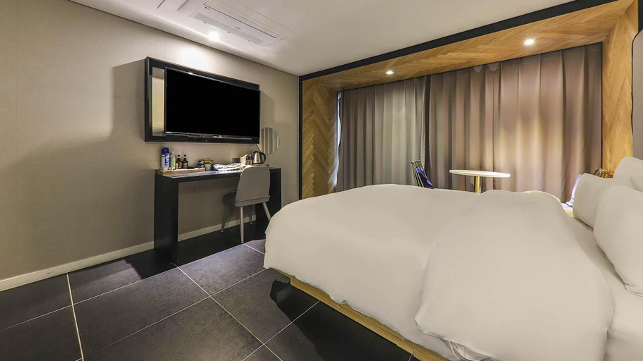 Bedroom 3, Tongyeong Hangnam Brown Dot, Tongyeong