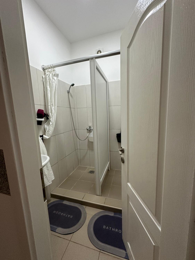 Bathroom 2, OMIS Rooms, Pančevo