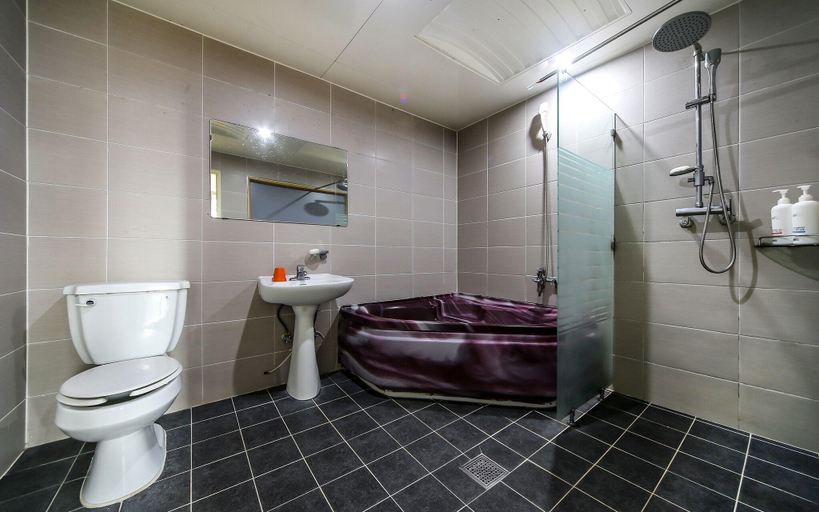 Bathroom, Prince Motel, Buk