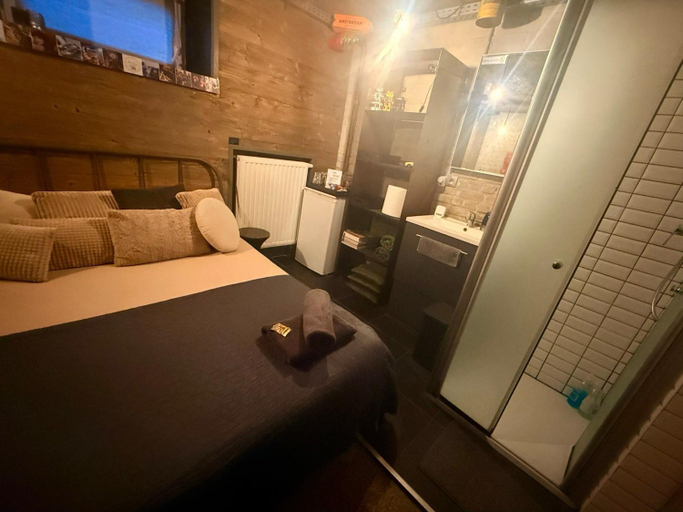 Bedroom 2, Les chambres atypiques de Nico Bush - Parking securise velos, Hainaut