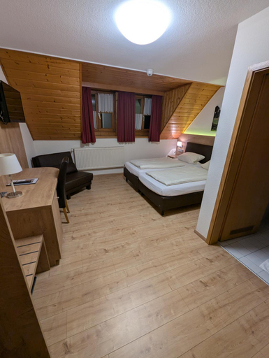Bedroom 3, Hotel Gasthof zum Löwen, Neumarkt in der Oberpfalz