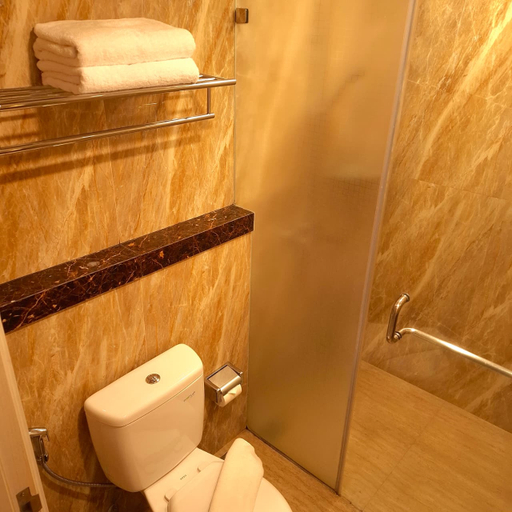 Bathroom, Grand Royal Denai Hotel Syariah, Bukittinggi