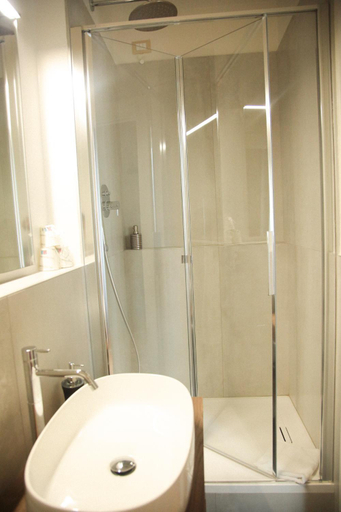 Bathroom 4, Albergo Garisenda, Bologna