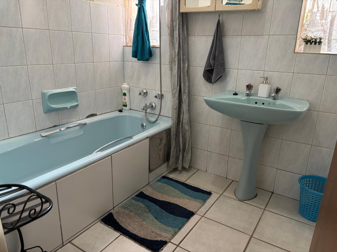Bathroom 4, Bottie's Rock, City of Tshwane