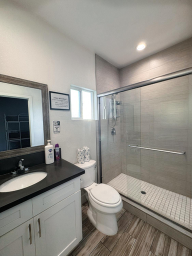 Bathroom, Fruit Hostel, Los Angeles