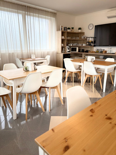 Food & Drinks 4, Airport Almaskert Panzio, Gyál
