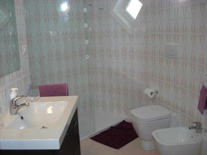 Bathroom 3, Villa La Bussola, Syracuse
