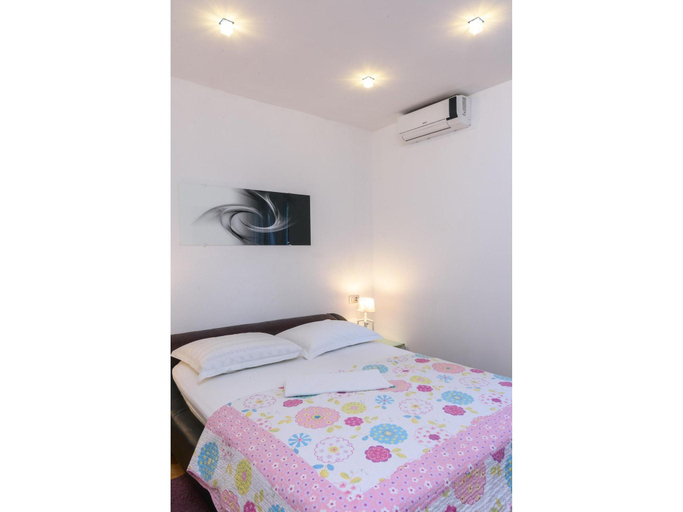 Bedroom 2, Apartment in Arbanija with bubble bath, Trogir