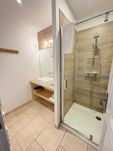 Bathroom, Holiday in Arles: Appartement de l'Amphitheatre, Bouches-du-Rhône