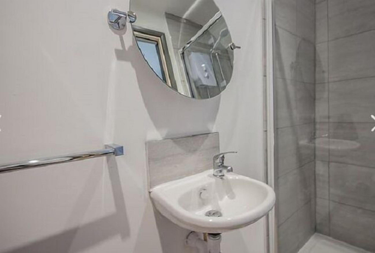 Bathroom 3, Featherbed Cottage, Warwickshire