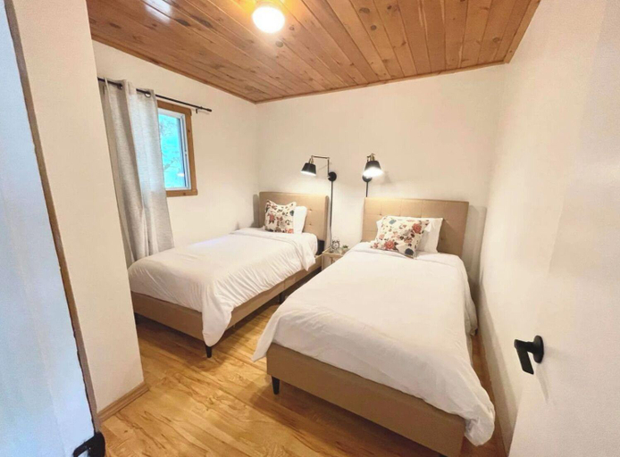 Bedroom, The Finch Beach Resort, Nipissing