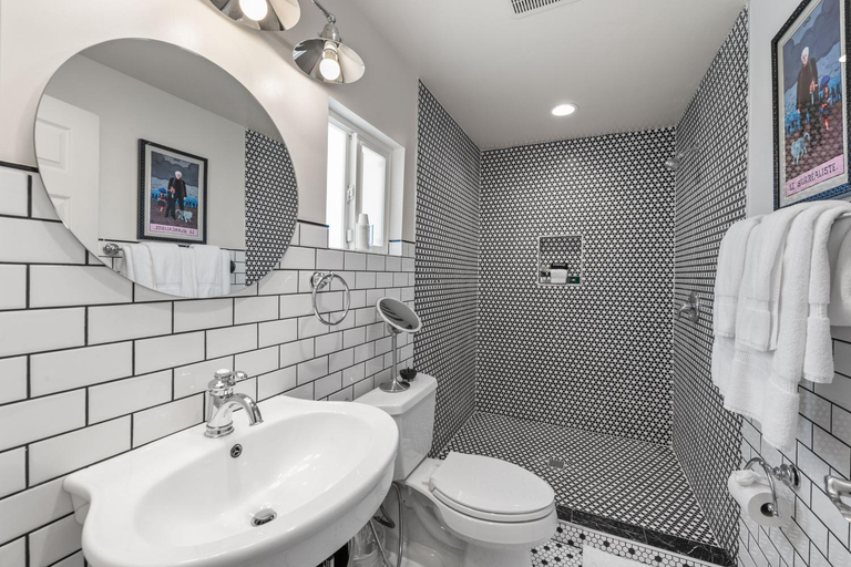 Bathroom 4, Saint Boniface Hotel, Riverside