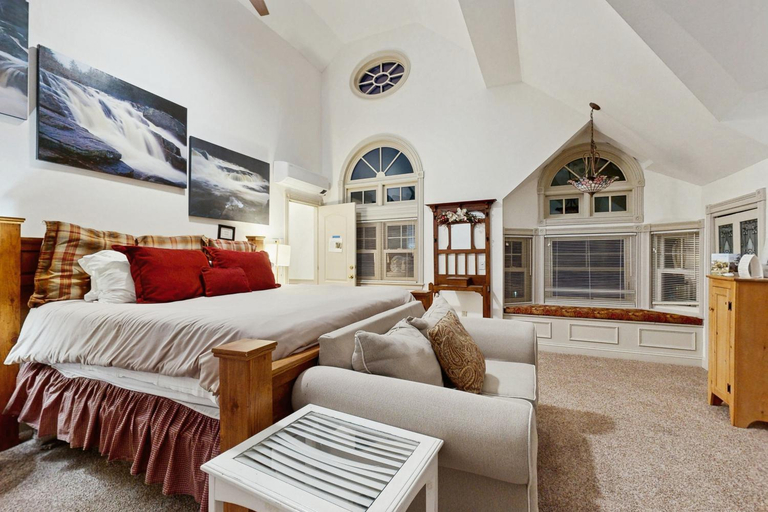 Bedroom 4, The Rest, Carroll