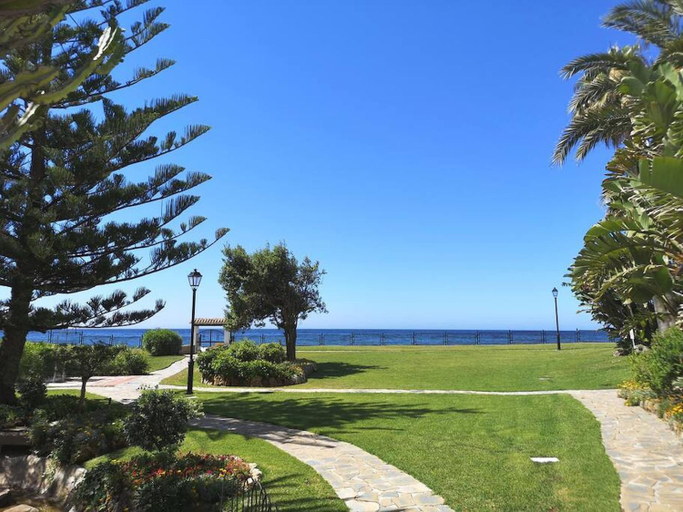 Others 3, Modern apartment with pool on the beachfront in Marbella by SharingCo, Málaga