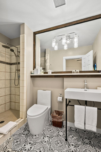 Bathroom 2, Saratoga Inn, Island
