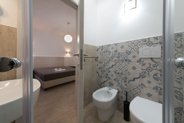 Bathroom 3, Room 86, Trapani