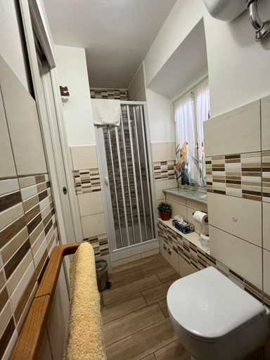 Bathroom 2, Il Tronchetto, Rome