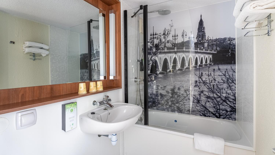 Bathroom 5, Hotel Campanile Brest - Gouesnou Aéroport, Finistère