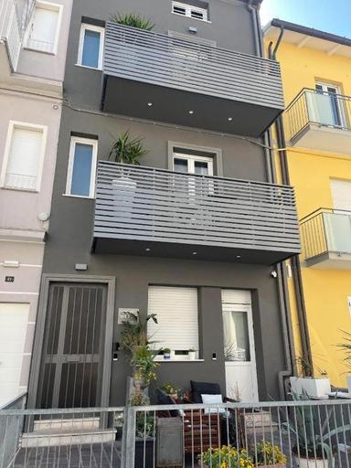 Others 4, Camere e attico al mare, Rimini