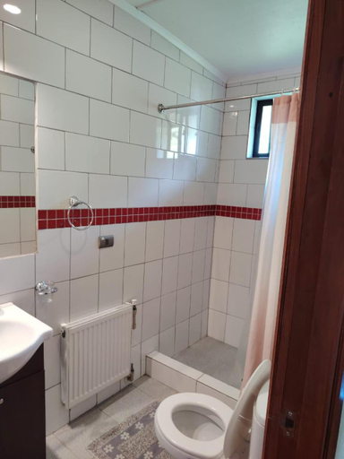 Bathroom 5, ECOHOSTAL HUELLAS DEL BOSQUE, Valdivia