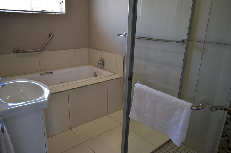 Bathroom 3, Green Kalahari Guesthouse, Siyanda