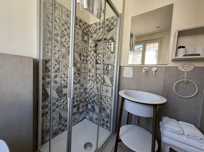 Bathroom 2, Casa Oreste, Verona