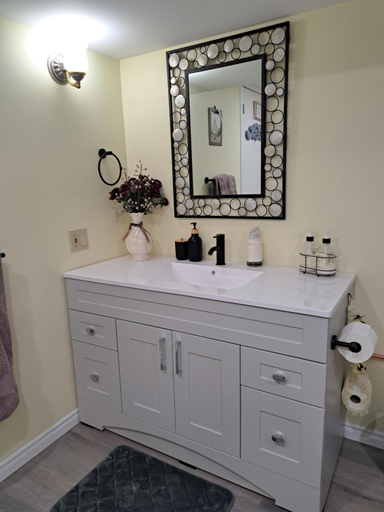 Bathroom 2, Carrousel Bed & Breakfast, Haldimand-Norfolk