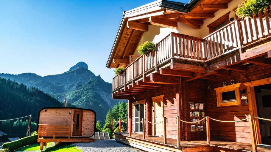 Exterior & Views