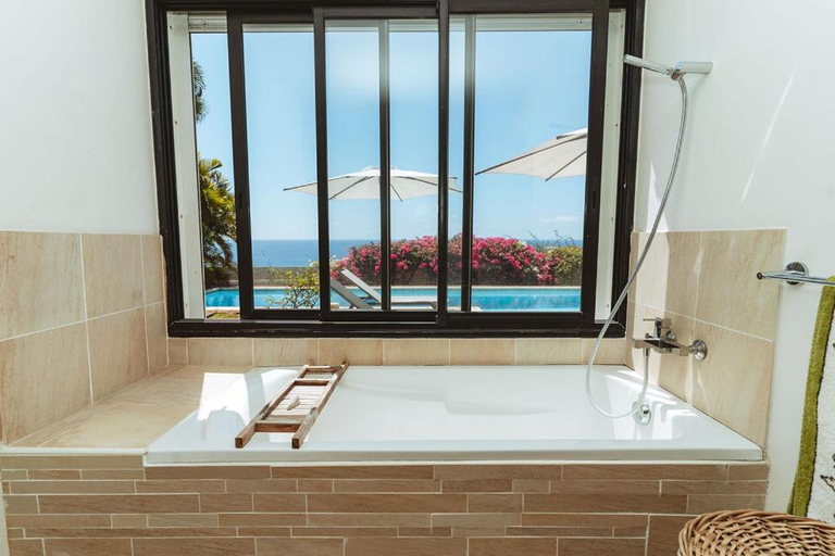 Bathroom, Villa 'Florence' avec longue piscine et vue mer panoramique, Saint-Paul