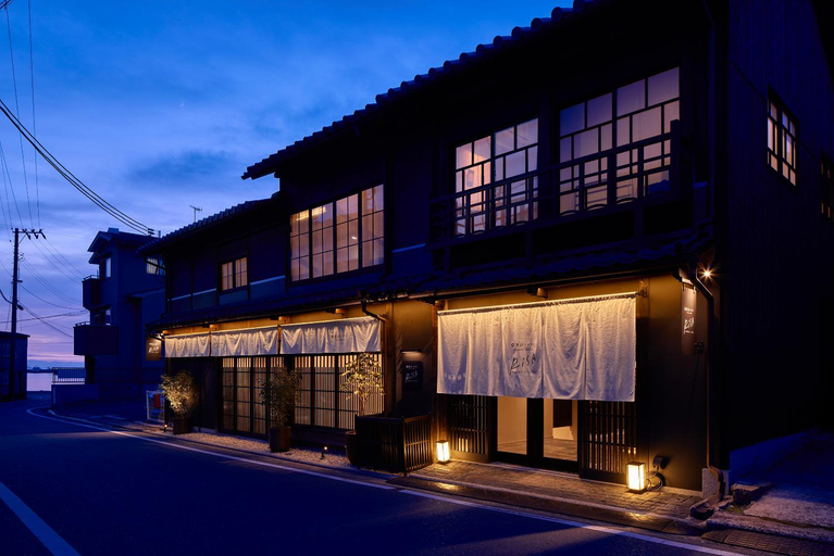 Exterior & Views