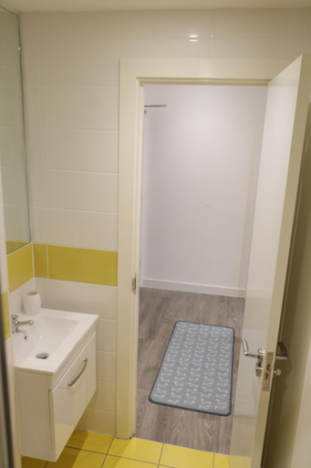Bathroom 2, Prime Serviced Apartments Sheffield Center, Sheffield