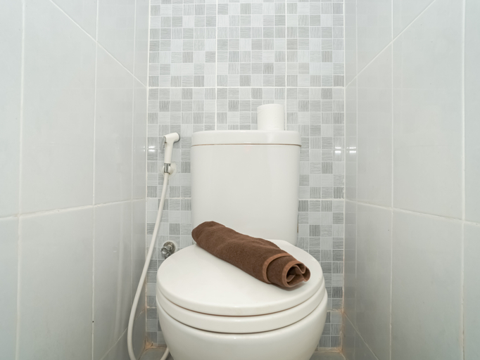 Bathroom 2, Minimalist Studio Apartment Tokyo Riverside PIK 2 near NICE By Travelio, Tangerang