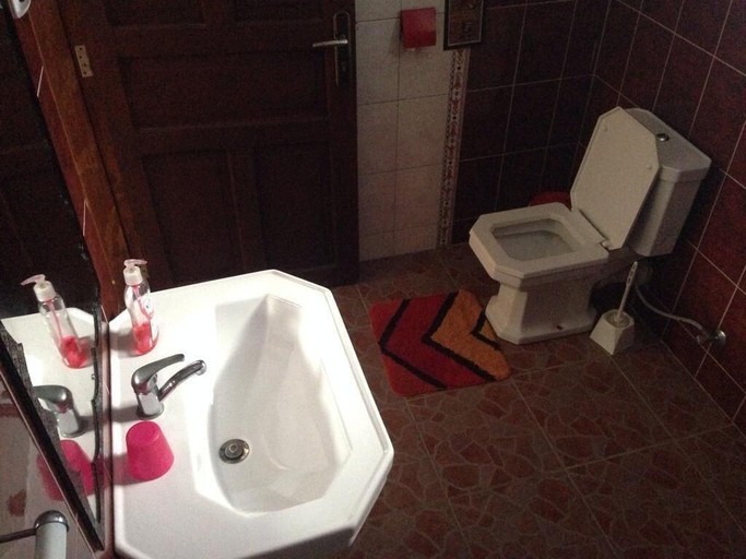 Bathroom 3, Coco De Ville, Msambweni