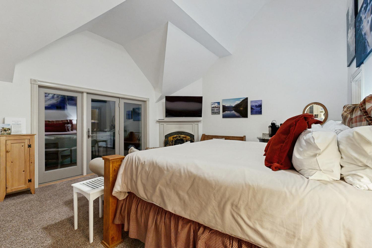 Bedroom 2, The Rest, Carroll