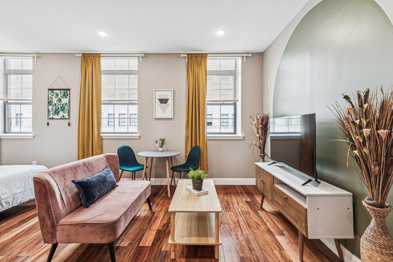 Others 5, Stay at Luna on Callowhill, Philadelphia