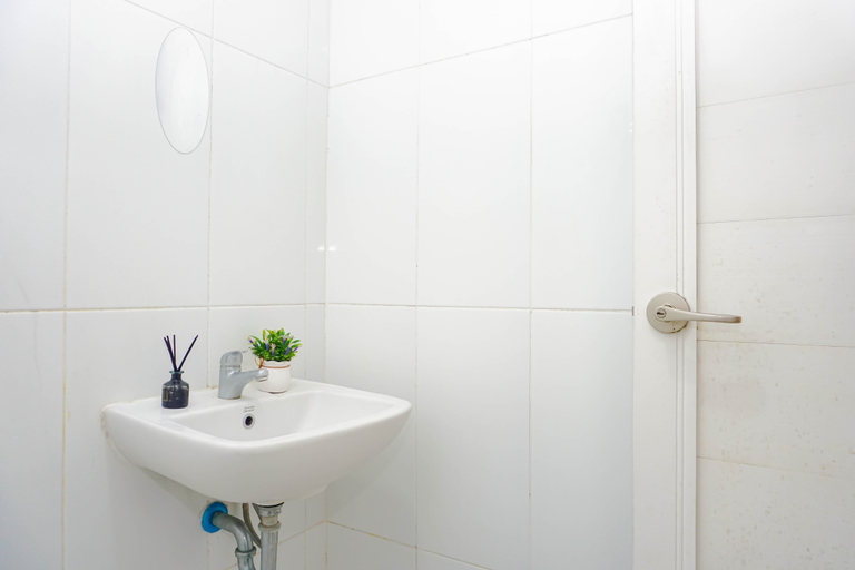 Bathroom 2, Comfortable and Pleasant Studio at Apartment Tamansari Mahogany Karawang By Travelio, Karawang