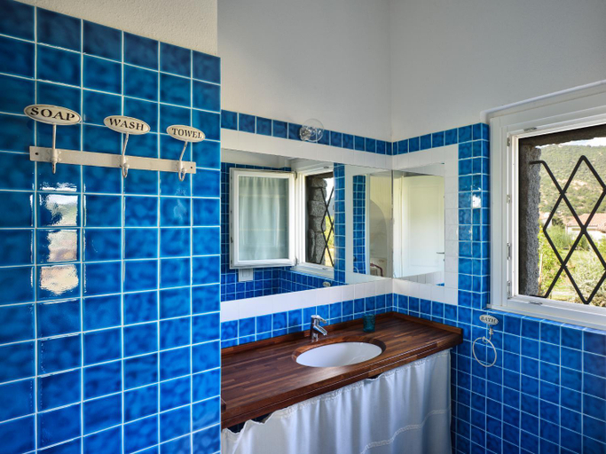 Bathroom 3, Case Li Conchi G, Cagliari
