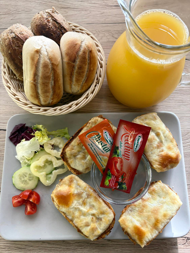 Food & Drinks 5, Airport Almaskert Panzio, Gyál
