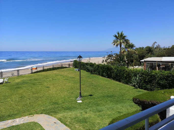 Others 2, Modern apartment with pool on the beachfront in Marbella by SharingCo, Málaga
