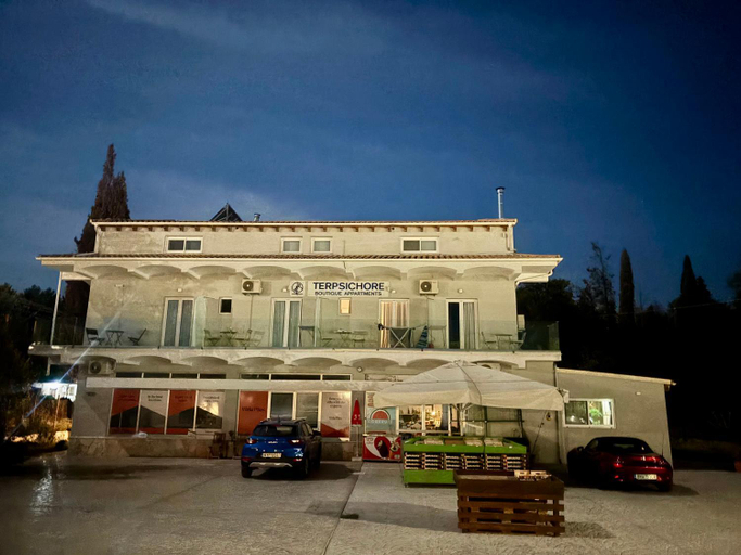 Exterior & Views